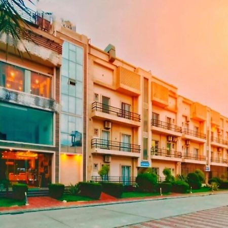 Vrindavan Dreams Hotel And Suites Dış mekan fotoğraf