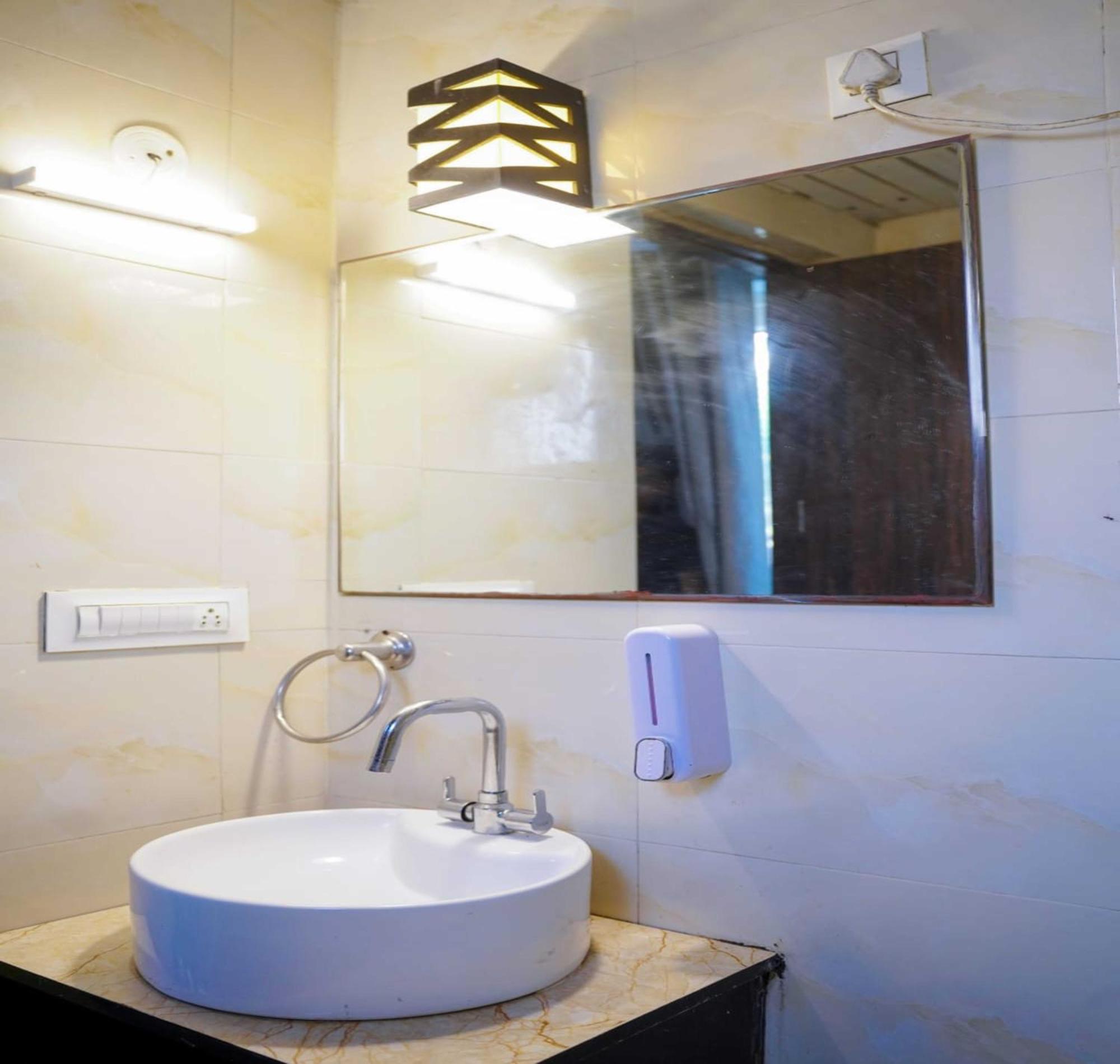Vrindavan Dreams Hotel And Suites Dış mekan fotoğraf